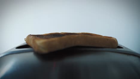 la tostada frita salta de una vieja y elegante tostadora y aterriza a un lado