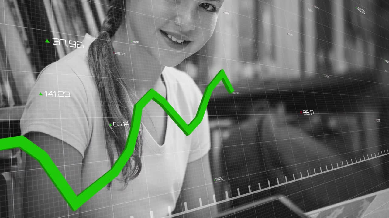 animación del procesamiento de datos financieros sobre la lectura de la niña caucásica