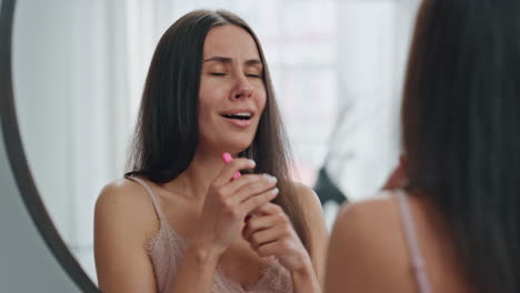 mujer emocionada prueba de embarazo comprobando el hogar de cerca. mujer feliz regocijándose resultado
