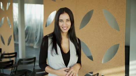 Plano-Medio-De-Una-Hermosa-Morena-Con-Cabello-Largo-Sonriendo