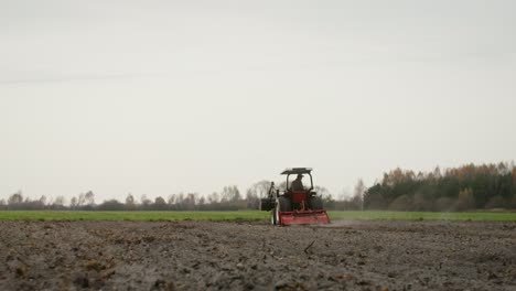 agricultor arando un campo con un tractor