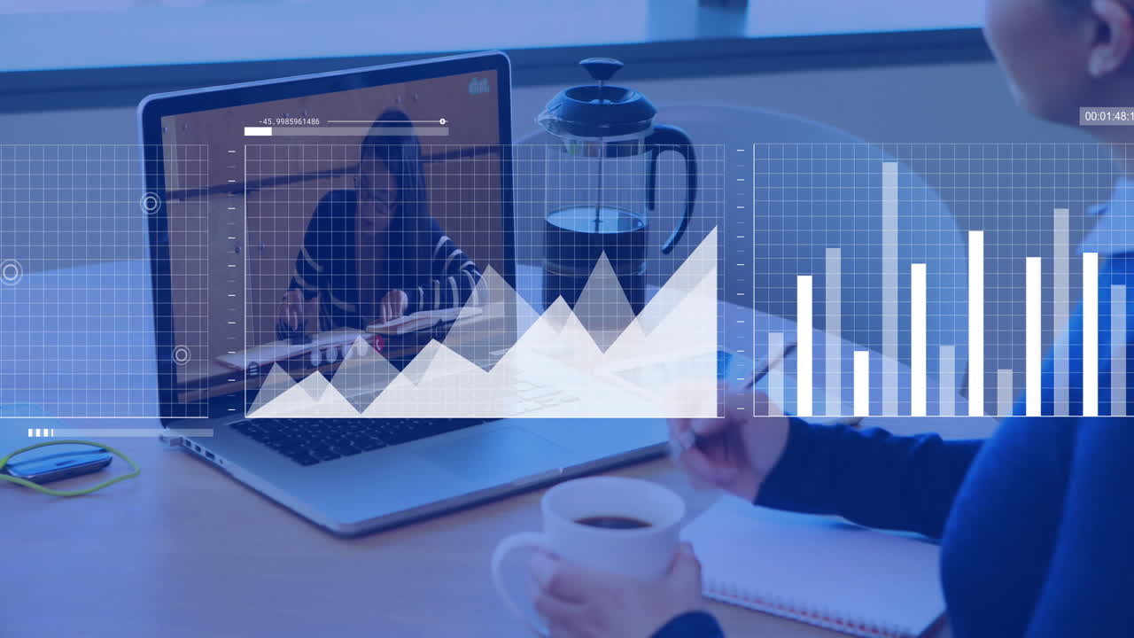 анимация обработки данных и диаграммы на различных учительницах и учениках, проводящих видеозвонок