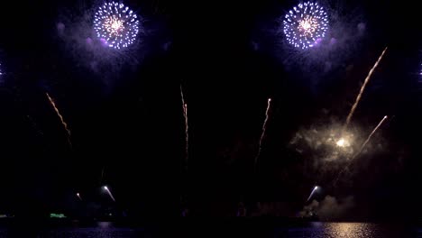increíble espectáculo de fuegos artificiales de colores sobre el mar en la noche de celebración