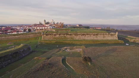 Cerca-De-La-Ciudad-Fortaleza-Medieval-De-Almeida-Portugal-Durante-El-Amanecer,-Antena