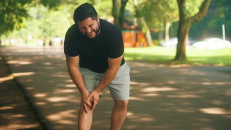 Corredor-Con-Lesión-Por-Dolor-De-Rodilla-Al-Aire-Libre