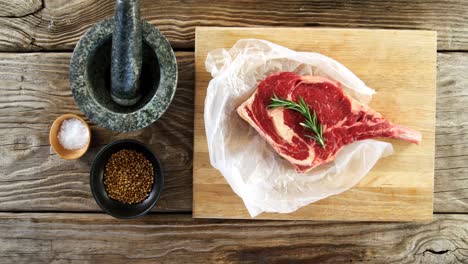 bistec crudo y ingredientes