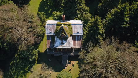casa abandonada en el bosque