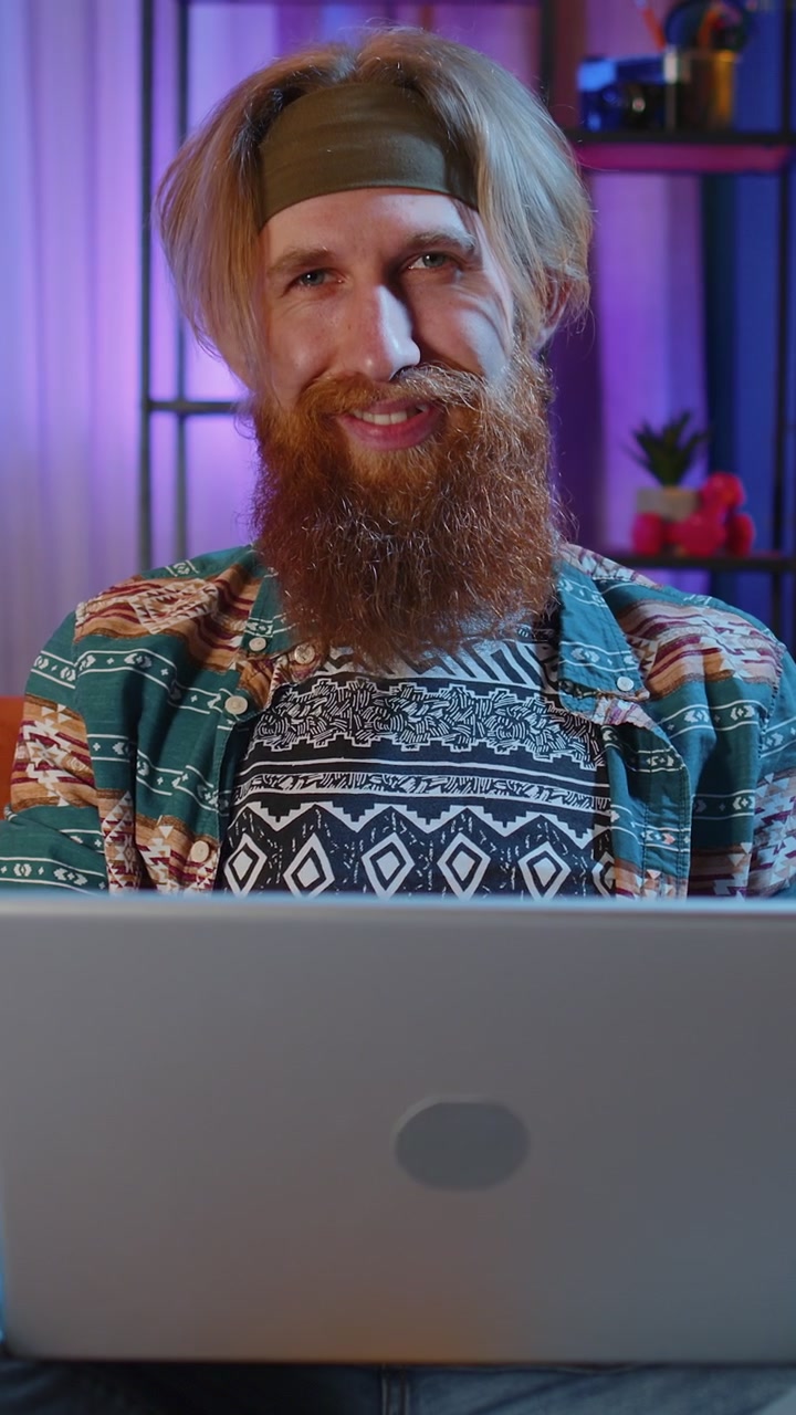 Ung mand freelancer begynder at arbejde på bærbar pc sender beskeder foretager onlinekøb hjemme