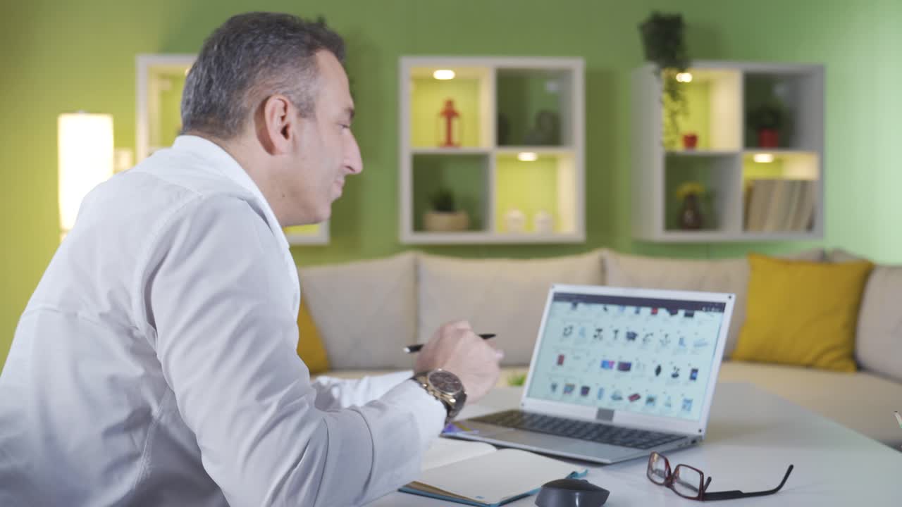 hombre que busca sitios de compras en línea para comprar nuevos productos.