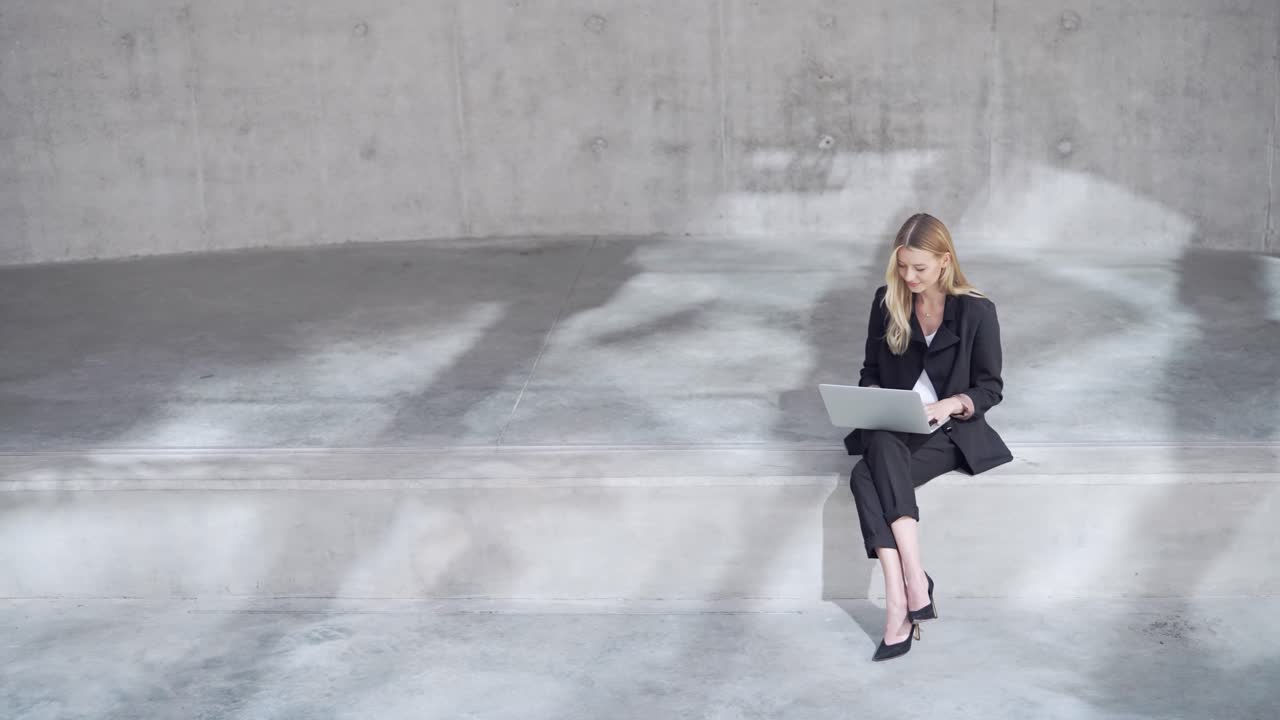 노트북에서 일하는 사업가