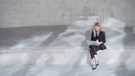 mujer de negocios trabajando en una computadora portátil