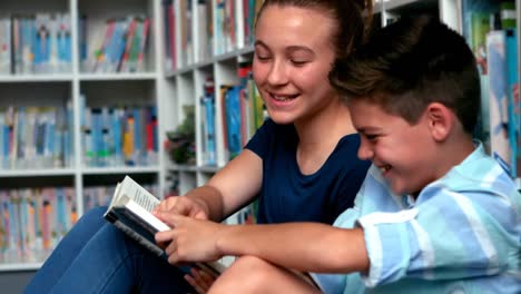 niños de la escuela leyendo libros en la biblioteca en la escuela