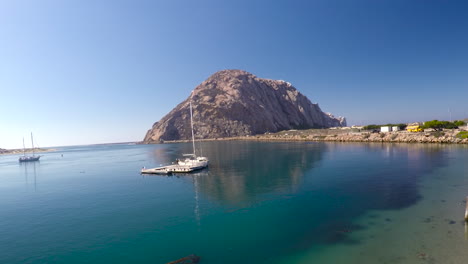 Eine-Antenne-über-Segelboote,-Die-In-Morro-Bay-Kalifornien-Segeln