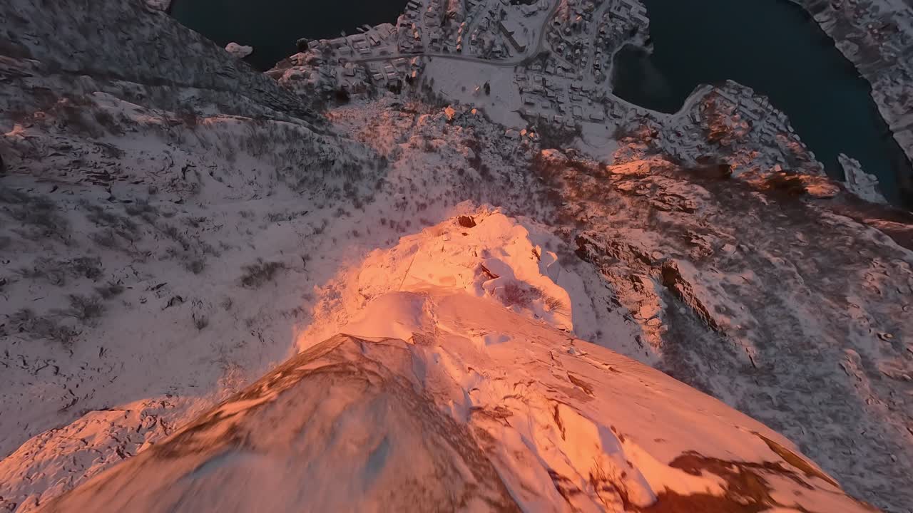 Volo con drone FPV attraverso un varco durante il tramonto nelle Lofoten, Norvegia.