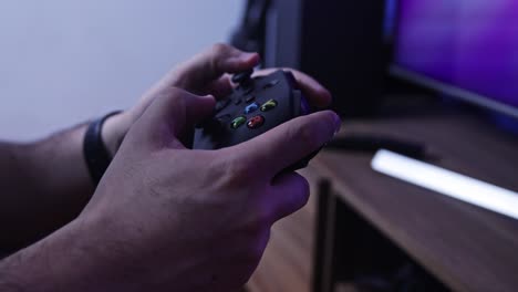 manos usando un joystick negro para reproducir video