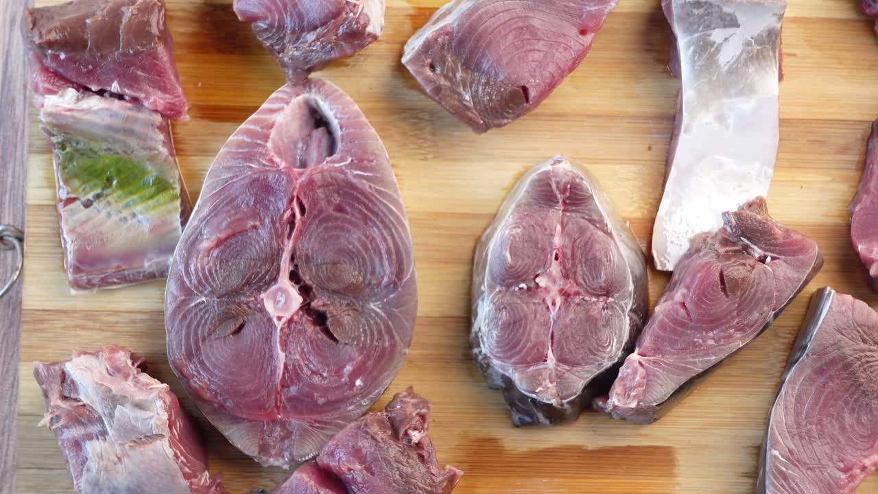 나무판 위에 있는 생선 어리 필레