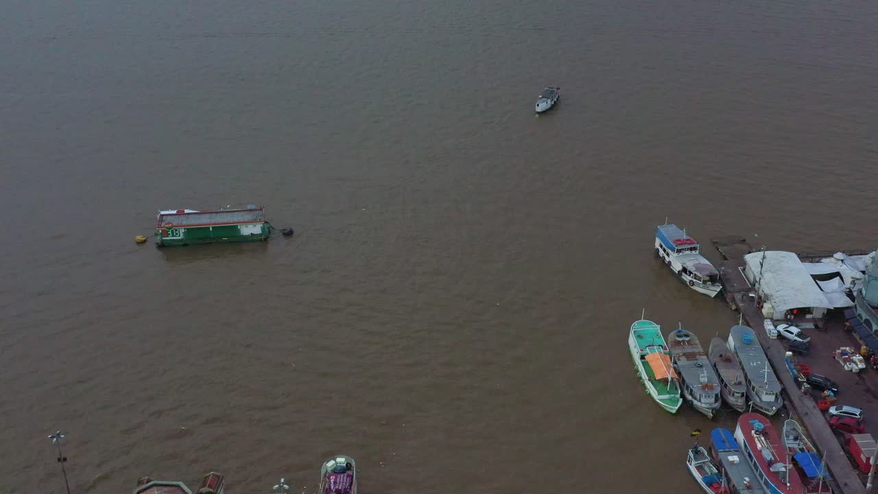 muelle a lo largo del río en la ciudad de altamira, brasil