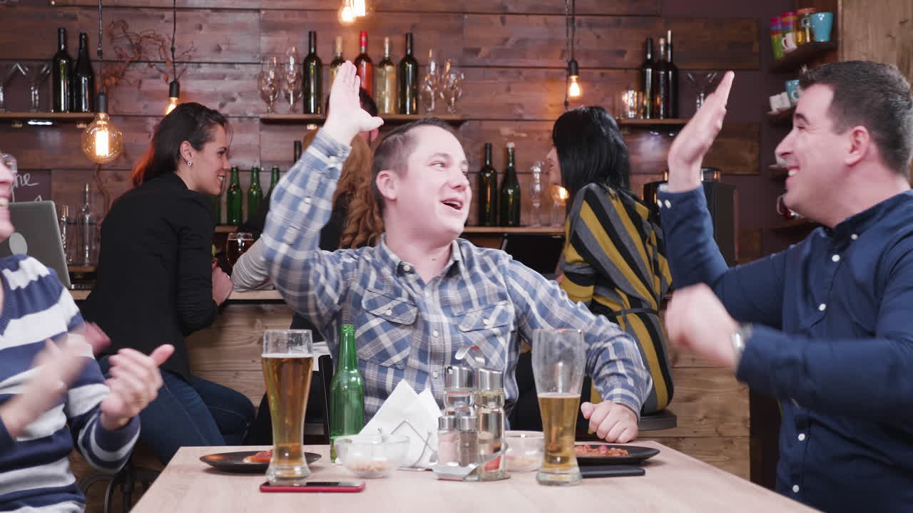 Glade venner fejrer på en bar