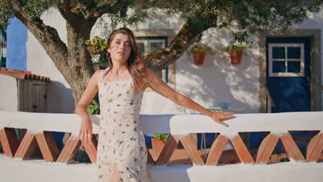 mujer sonriente posando retrato de la aldea del sol. modelo femenino disfrutando del viento