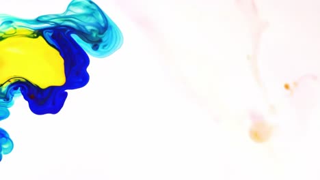 la tinta colorida se disuelve en el agua, creando fascinantes formas abstractas contra un fondo blanco brillante