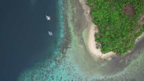 movimiento aéreo suave hacia arriba desde una hermosa costa de la isla, sudeste asiático, filipinas
