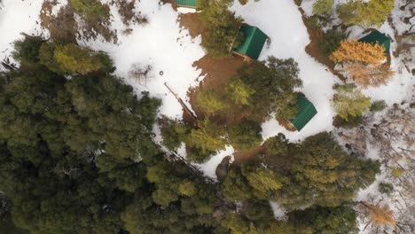 pequeñas cabañas construidas a lo largo de la cresta de las montañas tehachapi para brindar refugio del frío clima invernal - paso elevado aéreo hacia abajo
