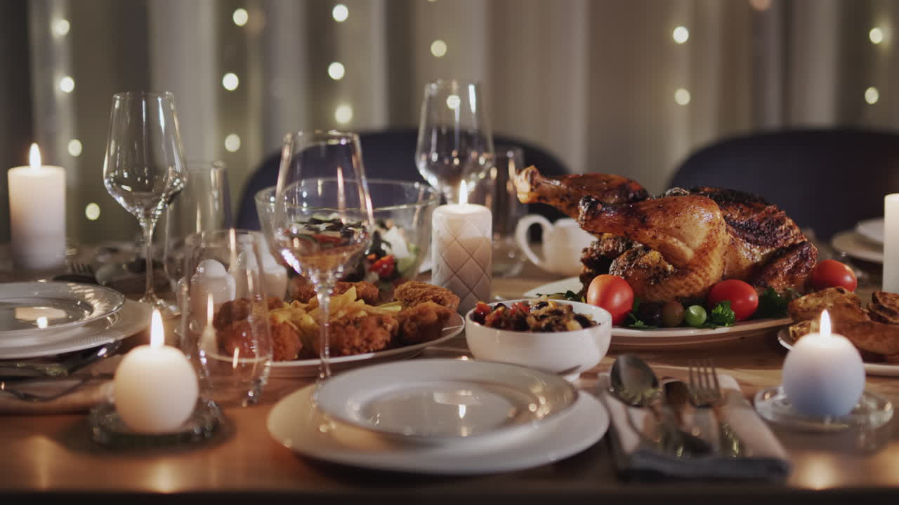 mesa festiva de pavo asado de acción de gracias. tiro deslizante