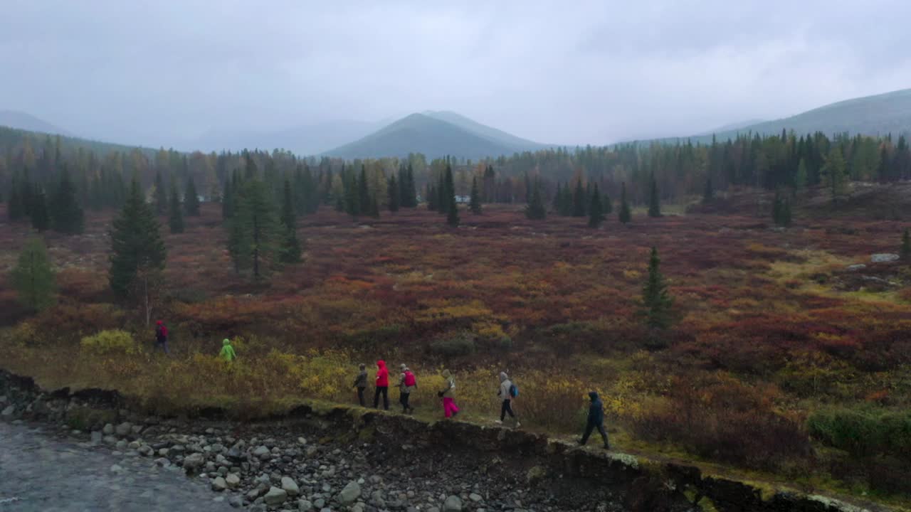 Escursionisti nelle montagne autunnali