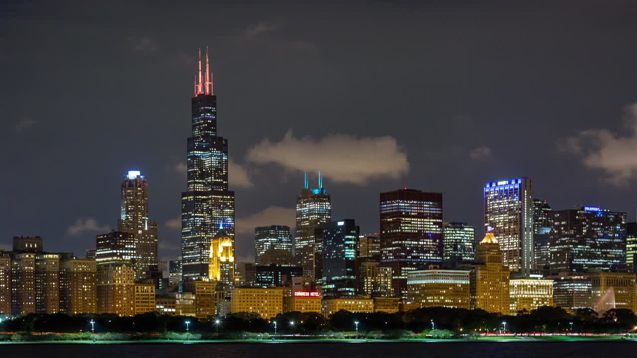 밤에 구름과 함께 시카고 시내 스카이라인 타임스