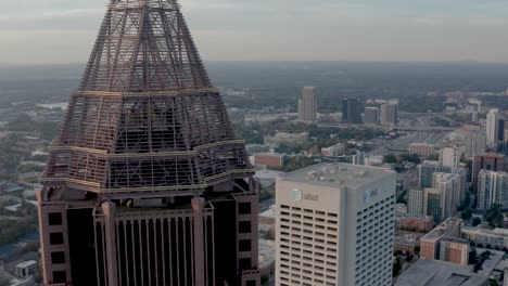 puesta de sol en atlanta del centro de la ciudad cerca de la torre del banco de américa drone panorámica hacia el norte