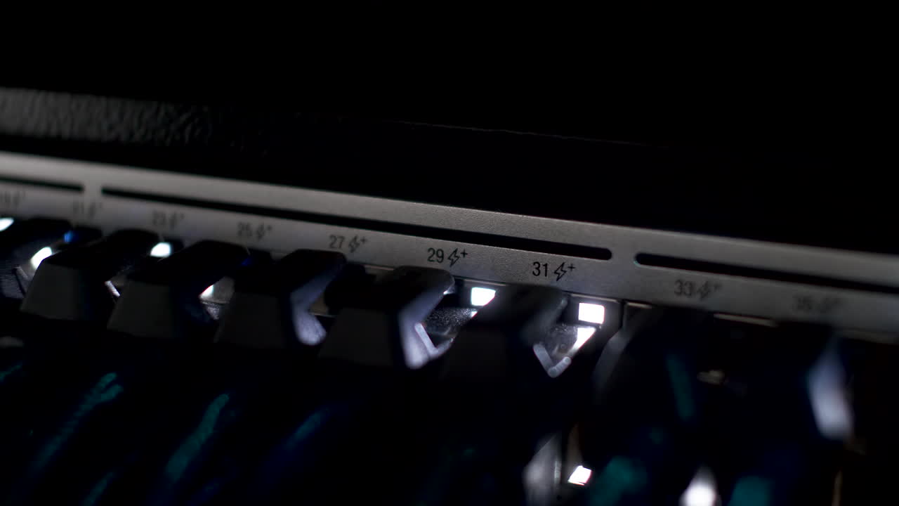 luces led blancas parpadeantes en la parte posterior del bastidor del servidor con puertos conectados