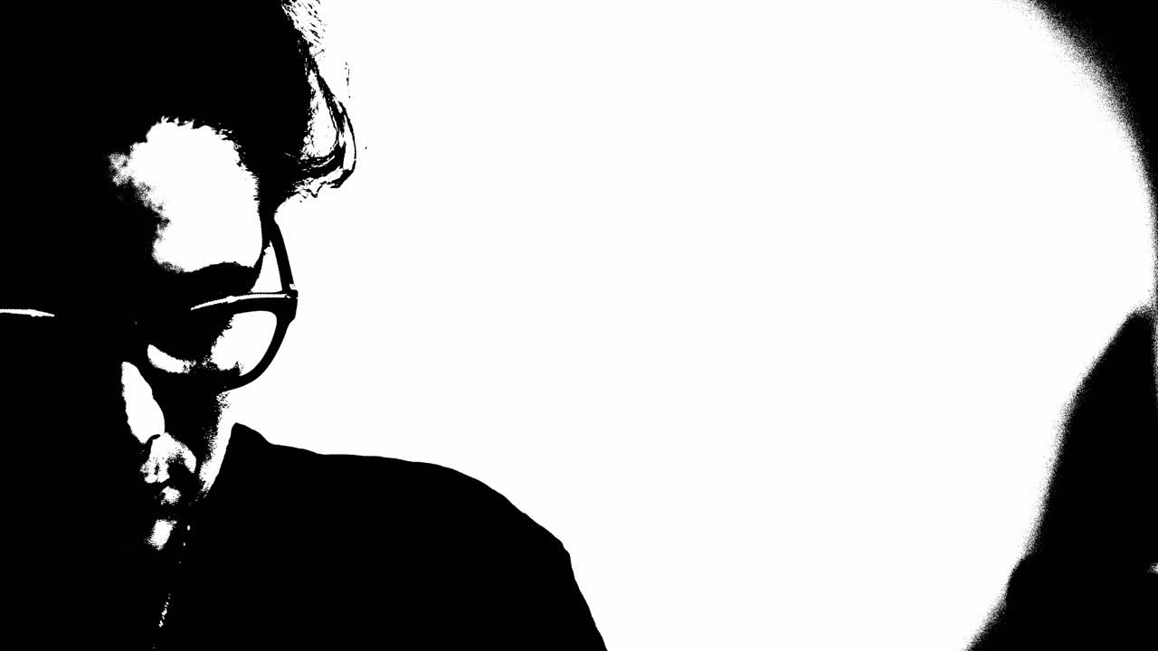 검은색과  ⁇ 색을 입은 여자가 내려다보고 있습니다.