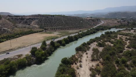 Serpenteante-Vista-Aérea-De-La-Orilla-Del-Río