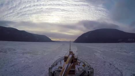 tiro de lapso de tiempo del sauce cortador de la guardia costera en marcha en su segundo día de rompehielos en el río hudson invierno de nueva york