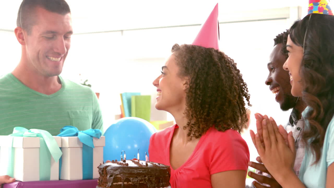 equipo de negocios casual celebrando un cumpleaños