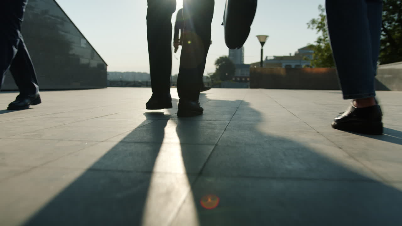 Gente de negocios caminando.