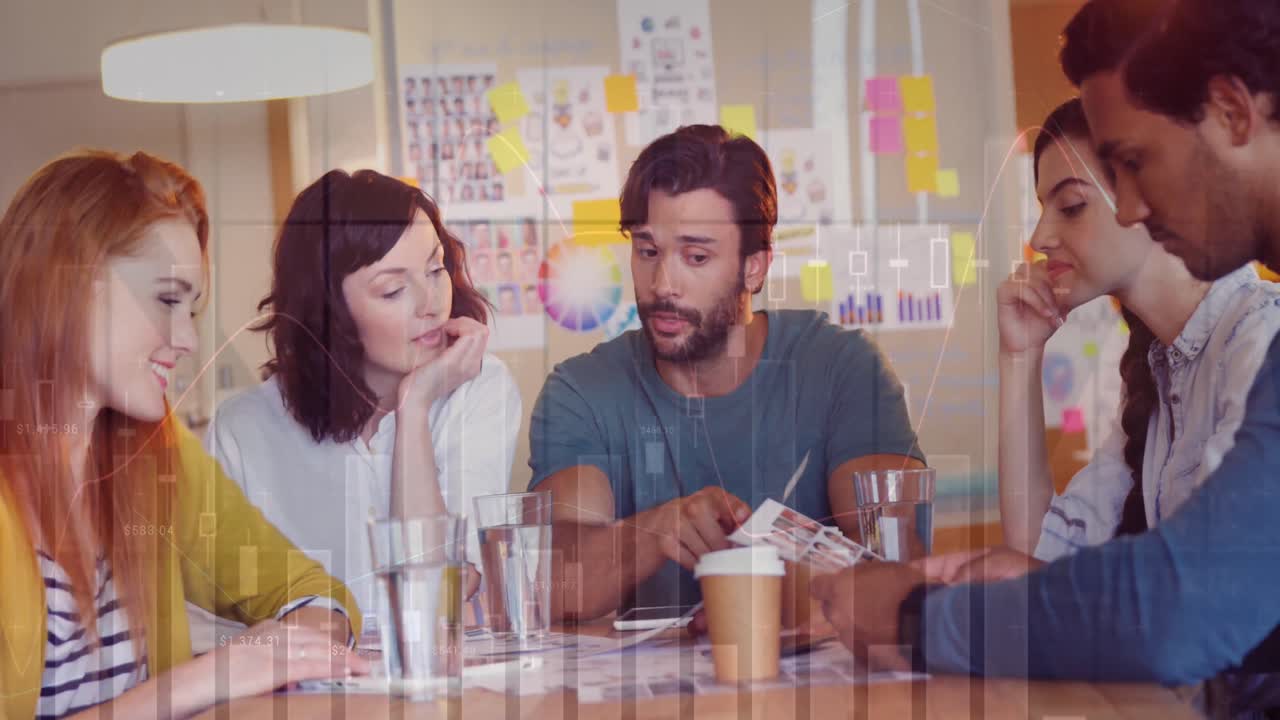 사무실에서 토론하는 다양한 동료들로 구성된 팀에서 통계 데이터 처리의 활성화