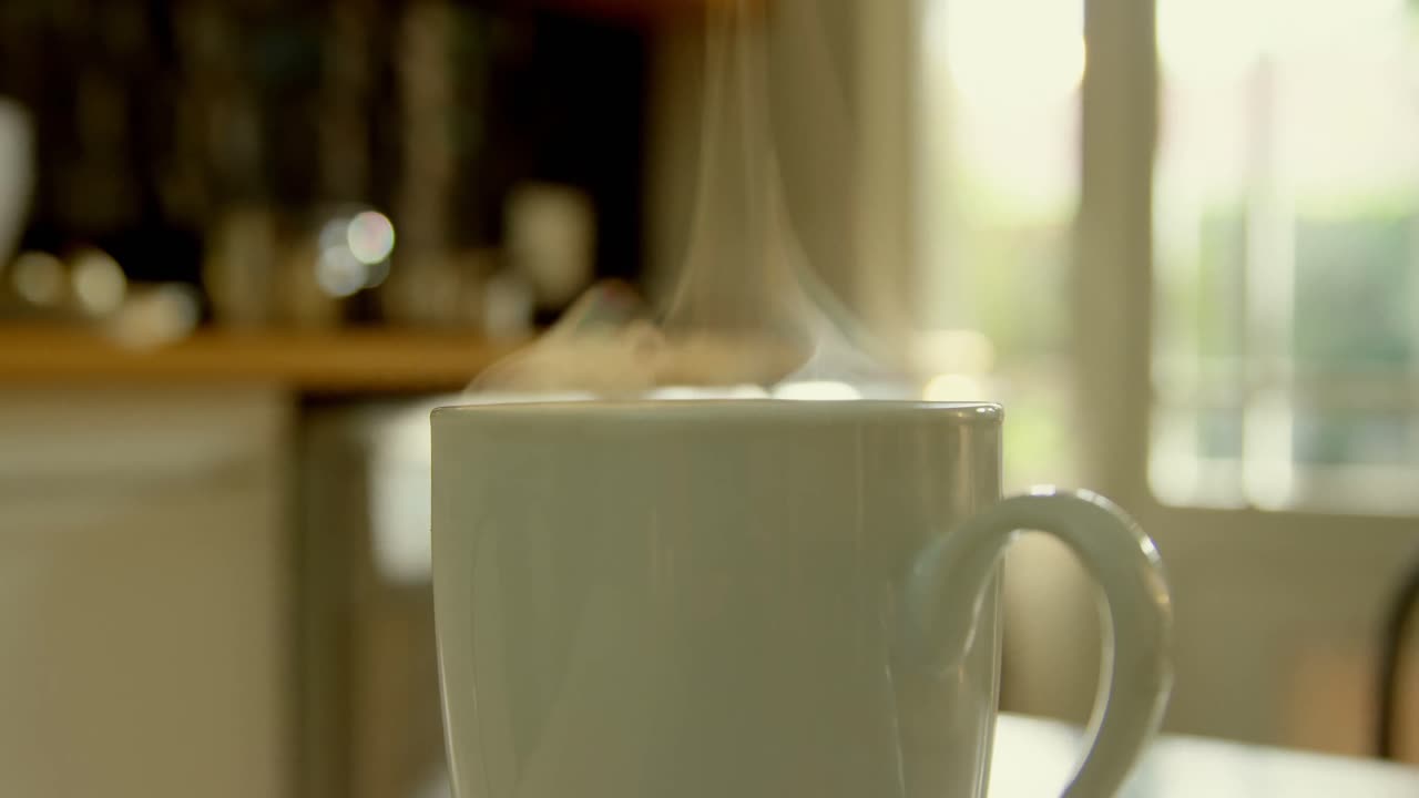 primer plano de una taza de café en la mesa de comedor en la cocina de una casa cómoda 4k