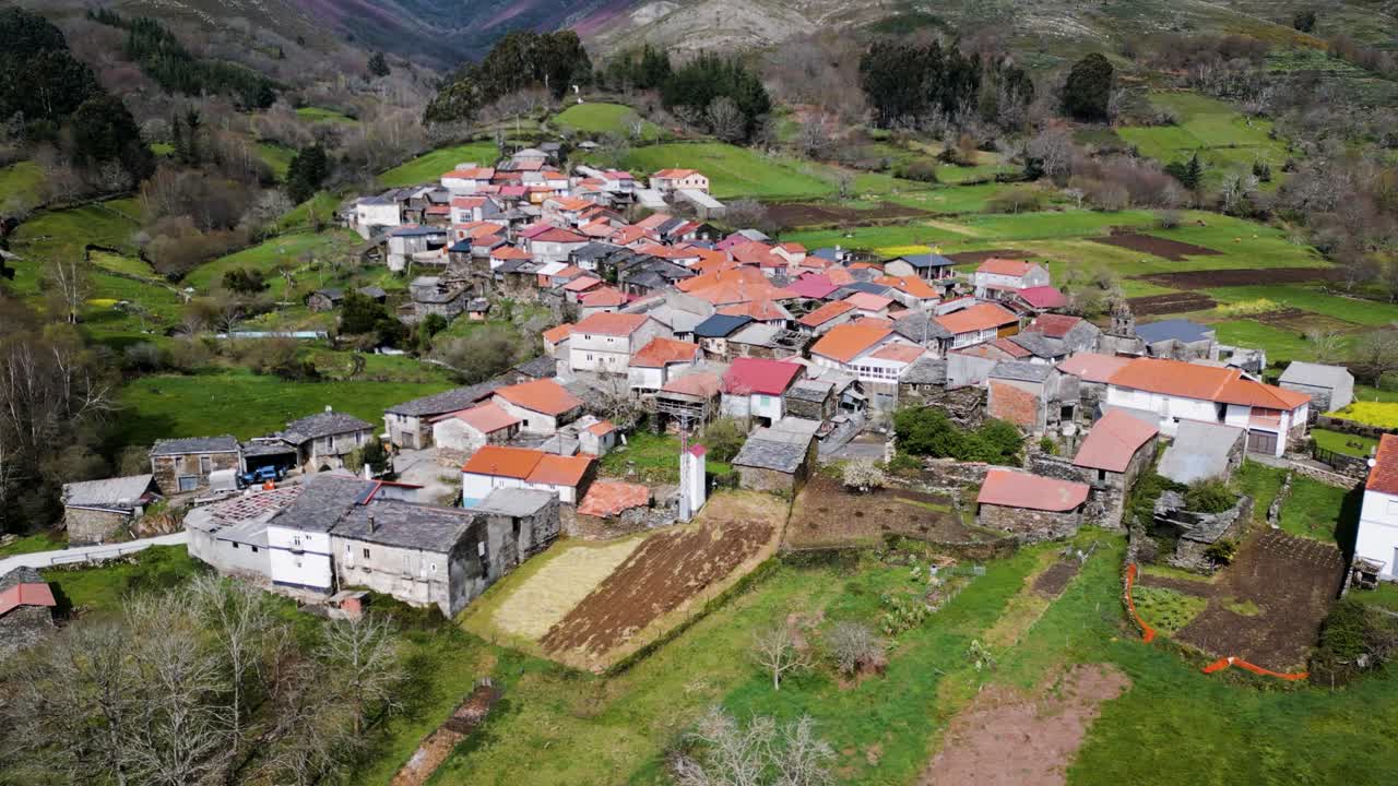 campos verdes en la ciudad de rebordechao, vilar de barrio, ourense, galiza, españa - aérea