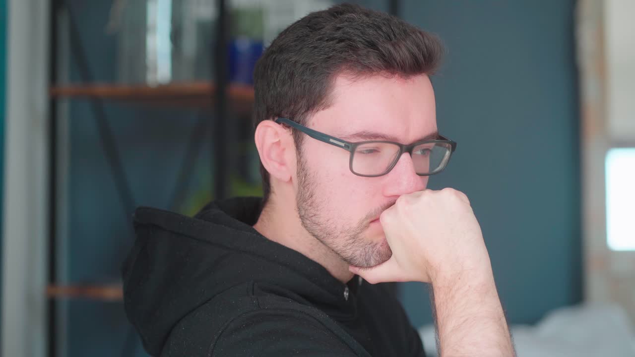 joven pensando, con la mano en la barbilla, pose de pensamiento