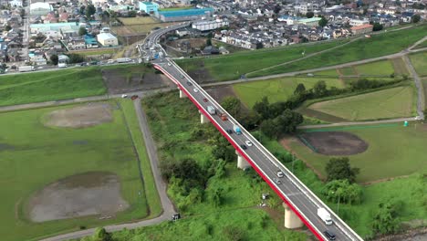 Fahrzeuge,-Die-über-Die-überführungsbrücke-Fahren-Und-In-Den-Verkehr-In-Der-Stadt-Fujimi-In-Saitama,-Japan,-Einfahren