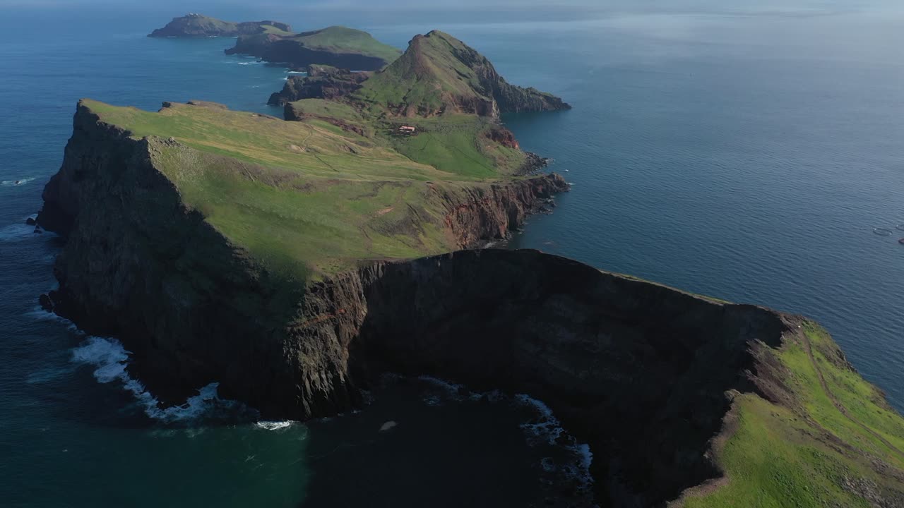 toma de drones del acantilado delgado y estrecho que conecta dos grandes acantilados en la costa de madeira