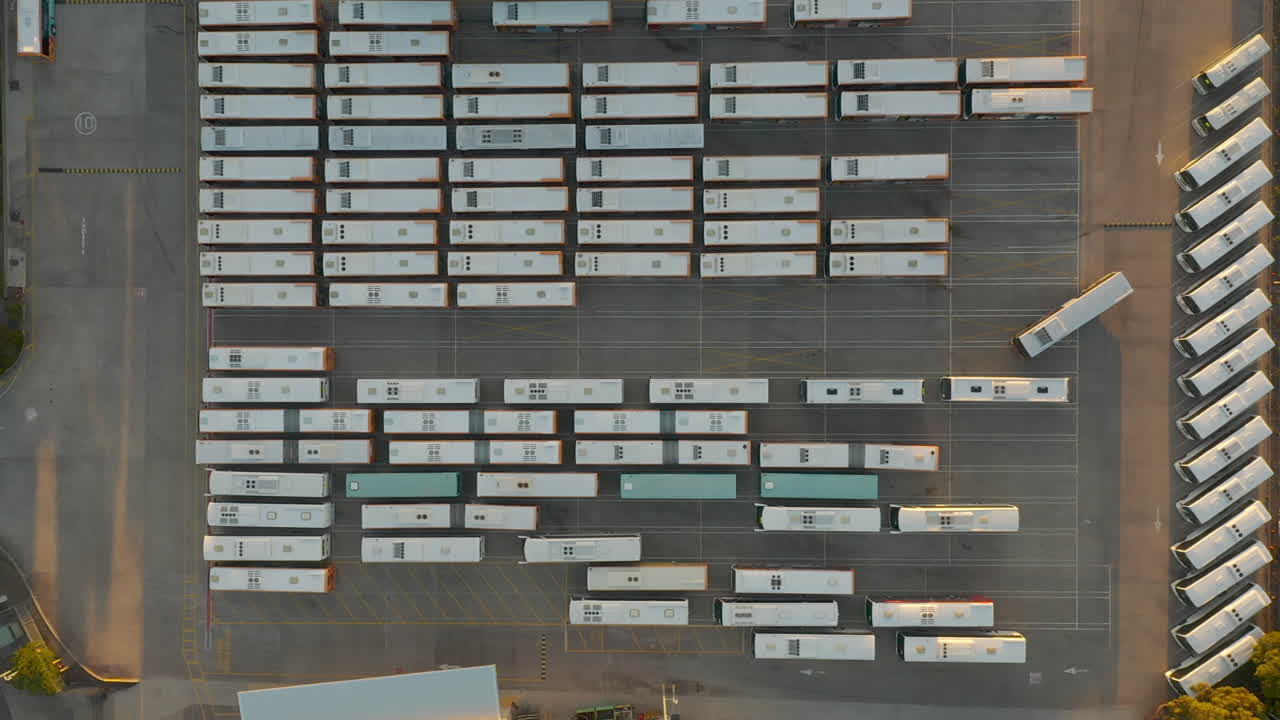 창고에 주차된 다른 많은 코치들 사이에서 운전하는 버스