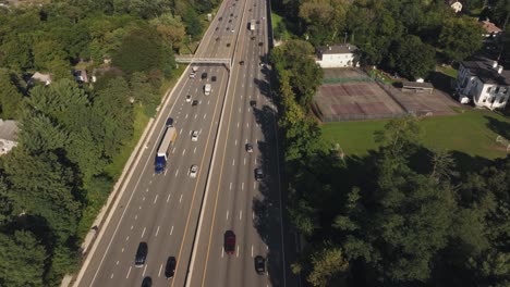 Toma-Aérea-Cinematográfica-De-4k-Del-Verano-De-La-Autopista-Americana.