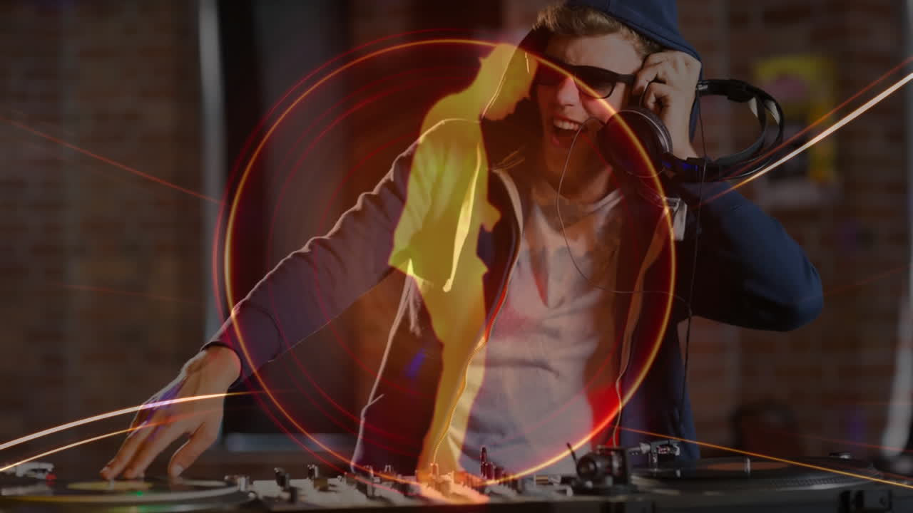 DJ mixando música sobre animação de silhuetas dançantes