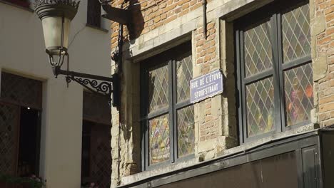 Hermoso-Edificio-Arquitectónico-Antiguo-En-Bruselas-Con-La-Etiqueta-De-La-Calle-En-La-Casa