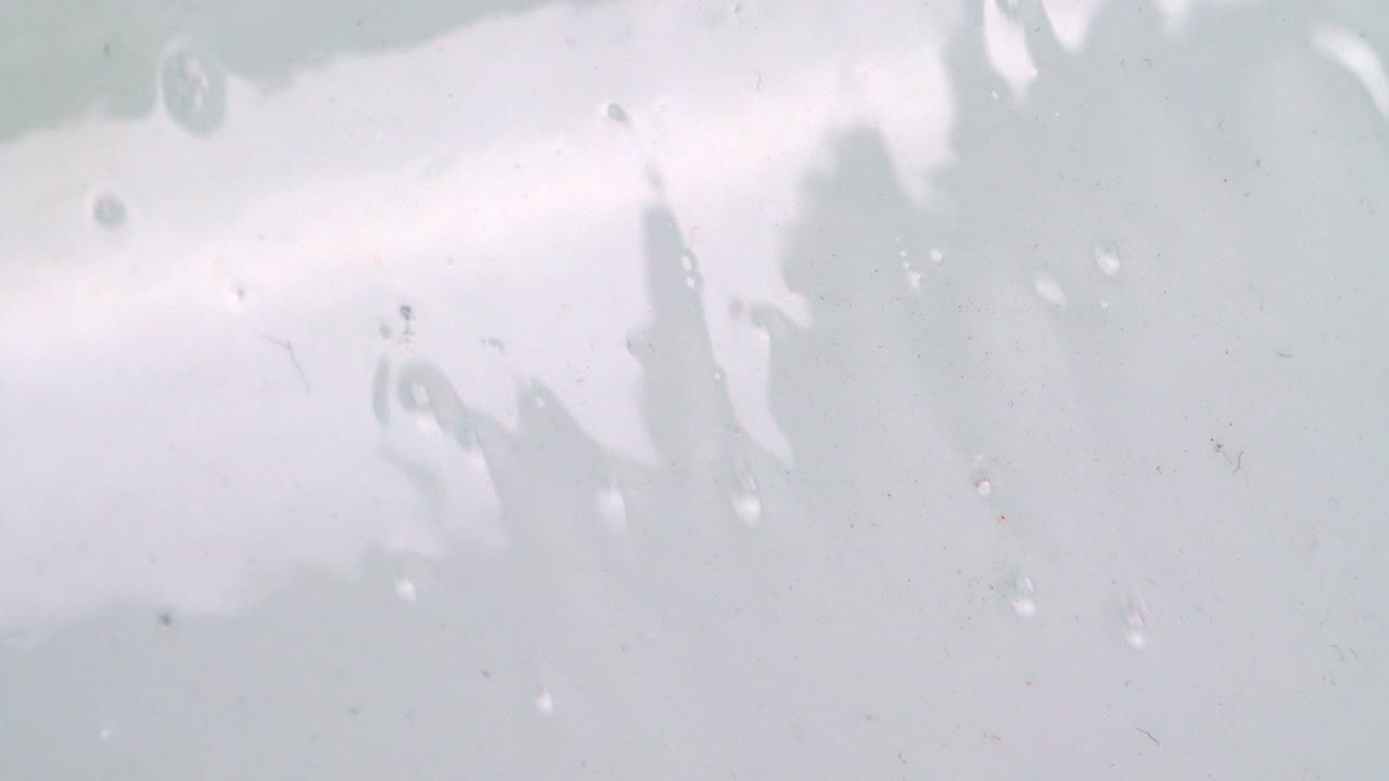 비눗물로 씻은 흰색 광택 벽