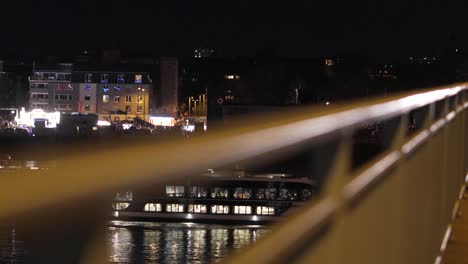 Disfrute-Del-Romance-De-Un-Crucero-Nocturno-Por-El-Río-Rin,-Con-Los-Impresionantes-Puentes-Y-El-Horizonte-De-Colonia-Como-Telón-De-Fondo-Impresionante-Para-Un-Viaje-Inolvidable.