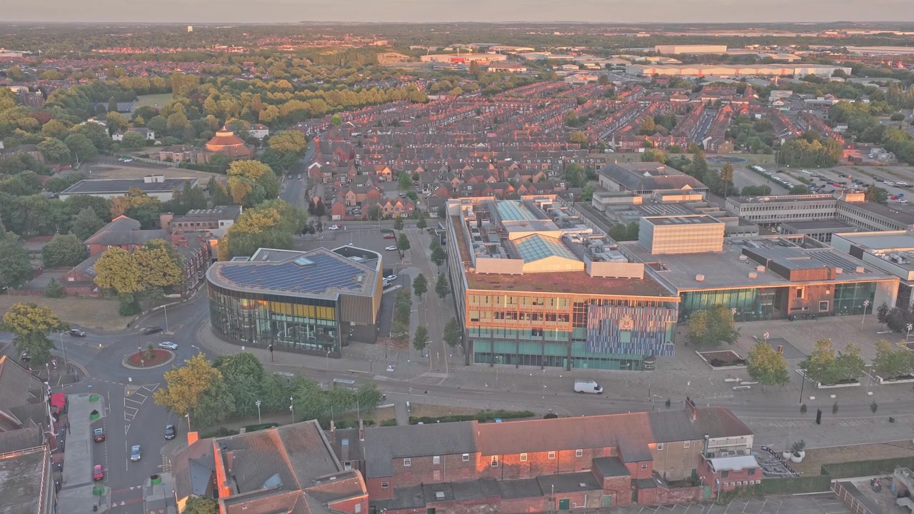 Doncaster Civic and Cultural Quarter i Waterdale, Doncaster, South Yorkshire, England, med Civic Office og Sir Nigel Gresley Square, luftfoto taget med drone.