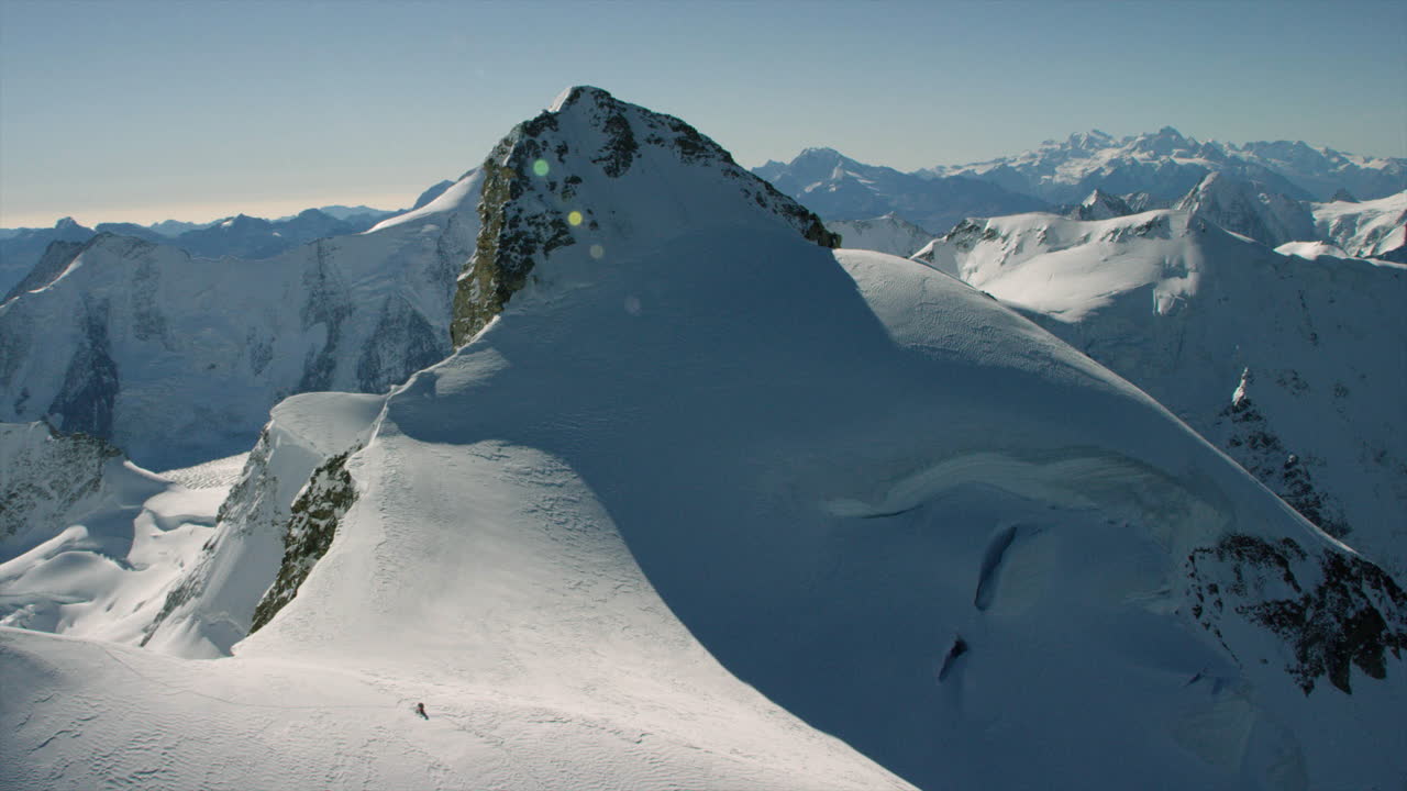 circondando un'alta cima alpina ricoperta di neve bianca